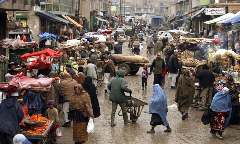Grafika przedstawiająca afgańskie miasto, w którym odbywa się handel.