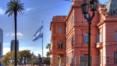Grafika przedstawiający flagę Argentyny oraz budynek.