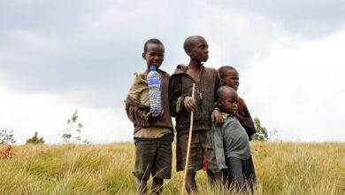 Grafika przedstawia stojące dzieci w jedynym z najbiedniejszych krajów na świecie - Burundi.