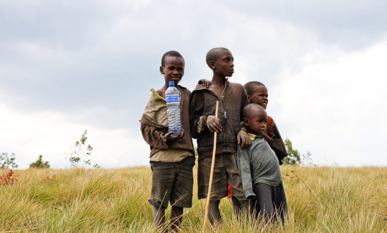 Grafika przedstawia stojące dzieci w jedynym z najbiedniejszych krajów na świecie - Burundi.