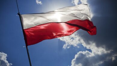 Grafika przedstawiająca flagę Polski.