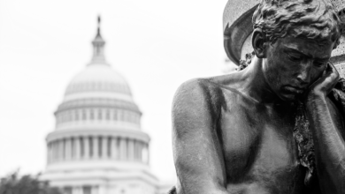 Grafika przedstawiająca posąg człowieka myślącego, a w tle Kongres USA.