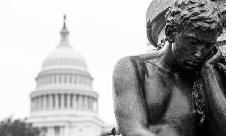 Grafika przedstawiająca posąg człowieka myślącego, a w tle Kongres USA.