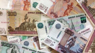 Bank Centralny Rosji interweniuje wobec słabnącego rubla.