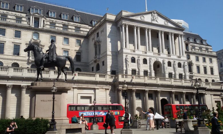 Podwyższona inflacja w UK wynika z kilku czynników, które nakładają się na siebie, potęgując wzrost cen. Bank Anglii proponuje rozwiązania.