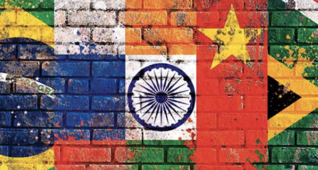 Państwa BRICS dążą do zmiany porządku w międzynarodowym systemie walutowym poprzez wzrost juana i spadek dolara.